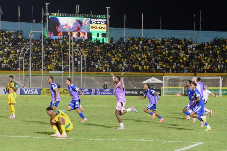 Les joueurs de Curaçao ont éclaté de joie après avoir tenu la Jamaïque sur un score nul et vierge, un résultat qui a confirmé leur qualification pour la Coupe du Monde. [File: Collin Reid/AP]