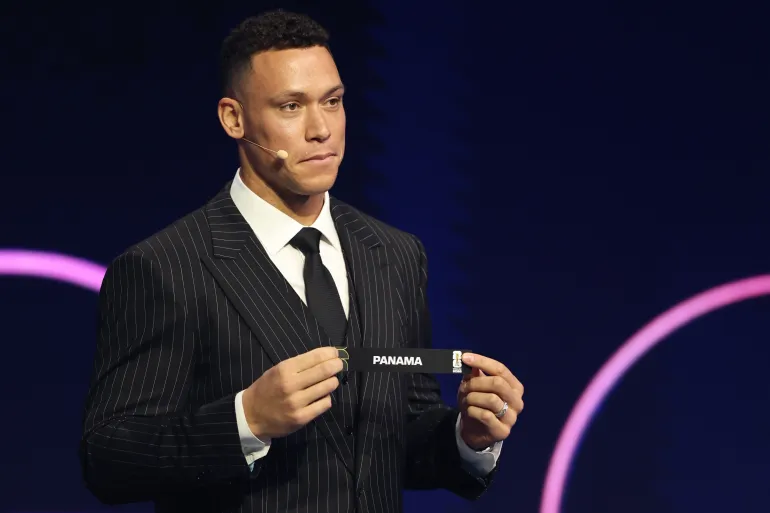 Aaron Judge des Yankees de New York présente le Panama lors du tirage au sort de la Coupe du monde de football 2026 au Kennedy Center à Washington, le vendredi 5 décembre 2025. (Dan Mullan/Pool Photo via AP)
