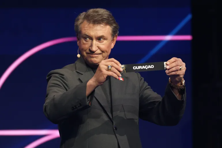 L'ancien joueur de la LNH Wayne Gretzky présente Curaçao lors du tirage au sort de la Coupe du monde de football 2026 au Kennedy Center à Washington, le vendredi 5 décembre 2025. (Dan Mullan/Pool Photo via AP)