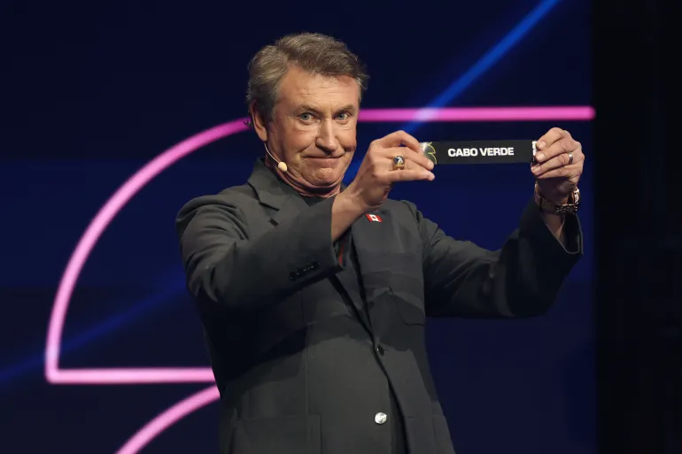 L'ancien joueur de la LNH Wayne Gretzky montre le Cap-Vert lors du tirage au sort de la Coupe du monde de football 2026 au Kennedy Center à Washington, le vendredi 5 décembre 2025. (Dan Mullan/Pool Photo via AP)