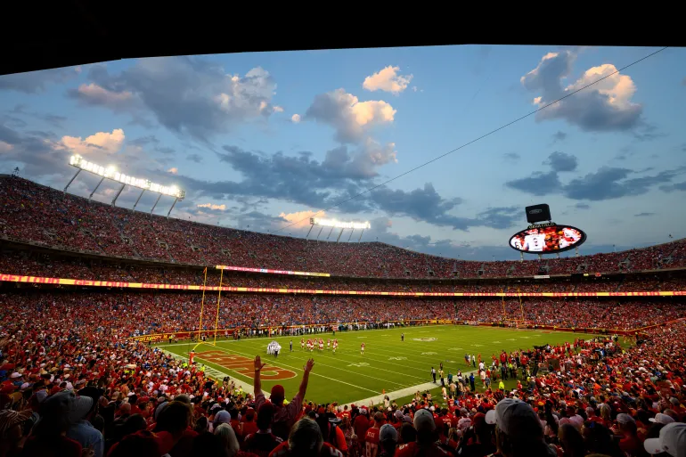 DOSSIER – Une vue générale de l'intérieur du GEHA Field au Arrowhead Stadium pendant la première moitié d'un match de football de la NFL entre les Chiefs de Kansas City et les Lions de Détroit, le jeudi 7 septembre 2023 à Kansas City, Missouri (AP Photo/Reed Hoffmann, File)