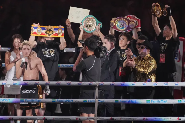 Naoya Inoue du Japon, à gauche, célèbre alors qu'il bat le Japonais Junto Nakatani dans un match de boxe pour le titre mondial des super coq WBA, WBC, IBF et WBO à Tokyo, le samedi 2 mai 2026. (AP Photo/Hiro Komae)