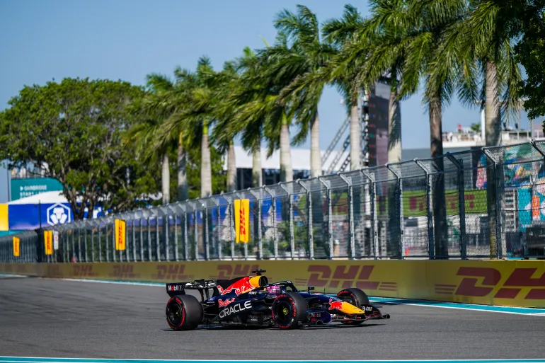 Le pilote Red Bull des Pays-Bas Max Verstappen dirige sa voiture lors d'une séance de qualification pour la course automobile du Grand Prix de Formule 1 de Miami, le samedi 2 mai 2026, à Miami Gardens, en Floride (AP Photo/Danny Karnik)