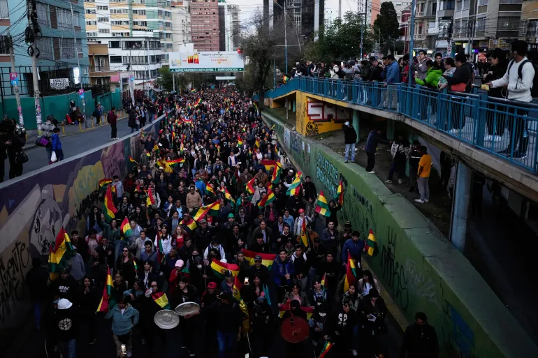Des manifestants défilent contre les manifestants bloquant l'accès à la ville, à La Paz, en Bolivie, le mercredi 20 mai 2026.