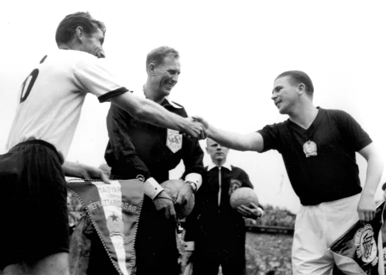 Les deux capitaines, Ferenc Puskas de Hongrie, à droite, et Fritz Walter d'Allemagne de l'Ouest se serrent la main