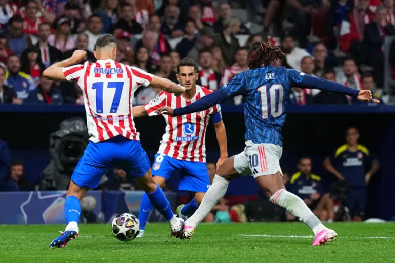Eberechi Eze d'Arsenal est victime d'une faute de David Hancko de l'Atletico de Madrid