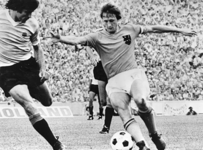 19 juillet 1974 : Johan Cruyff, footballeur néerlandais, en match contre l'Uruguay. (Photo par Keystone/Getty Images)