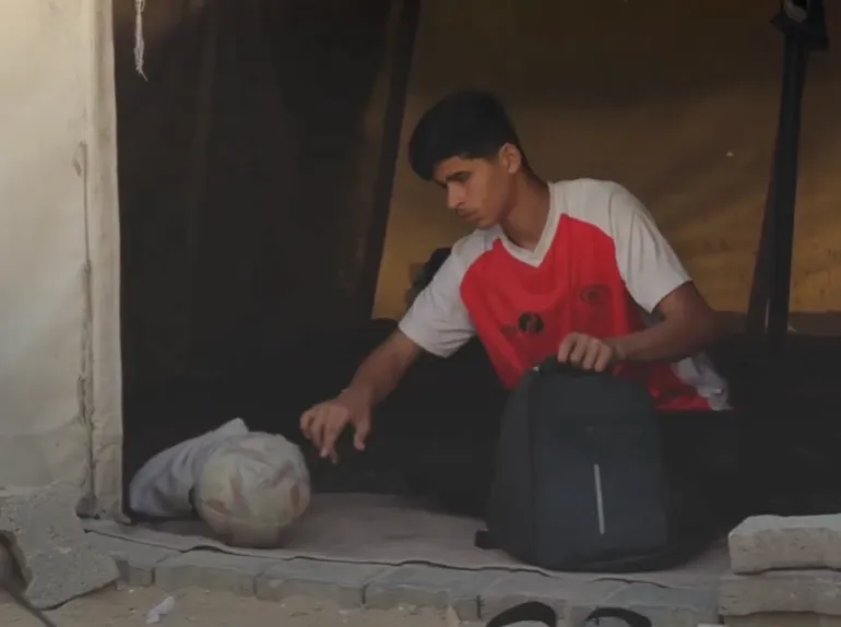Le rêve de football d'un adolescent de Gaza après avoir perdu sa famille [Screengrab/Al Jazeera]