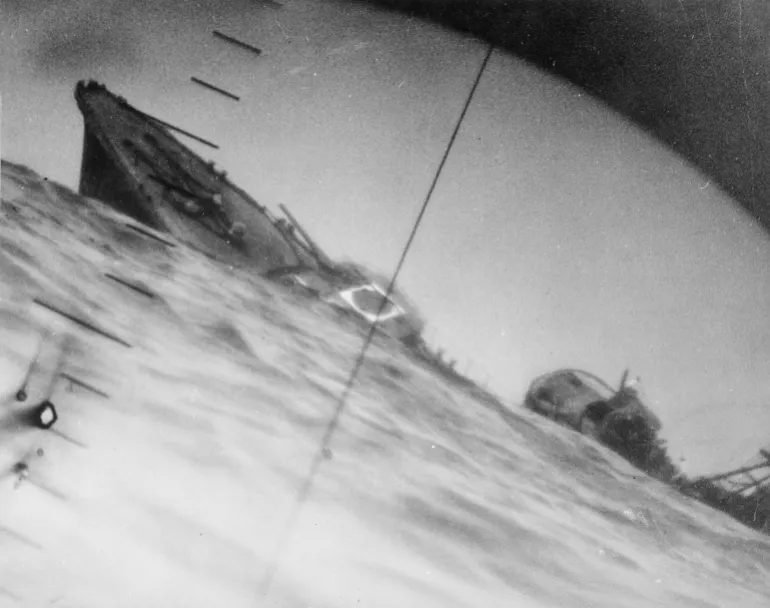 Torpedoed_Japanese_destroyer_Yamakaze_sinking_on_25_June_1942-1777774700