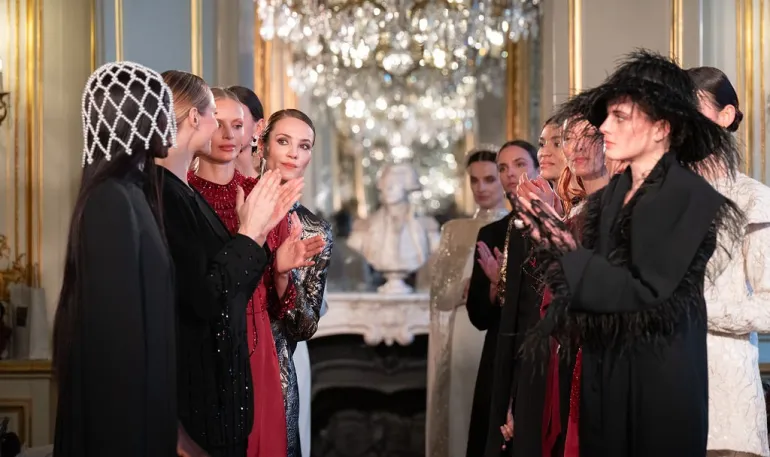 Les tenues vestimentaires modestes mélangent de plus en plus les silhouettes traditionnelles avec un style haute couture, comme les créations de la marque turque Tug Fashion à la Modest Fashion Week de Paris.