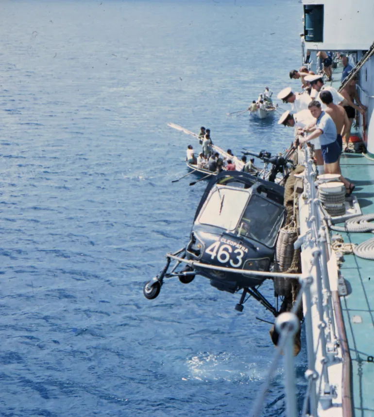L'hélicoptère Wasp n°463 du HMS Cleopatra a rencontré une panne moteur à haute altitude lors du blocus du port de Beira en 1971. Un atterrissage en catastrophe s'est produit en mer et l'avion a été récupéré. [File image.] 