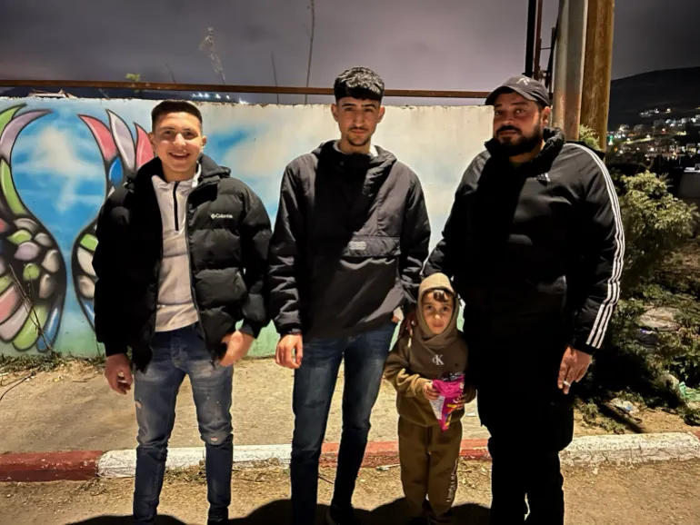 Trois jeunes se lèvent