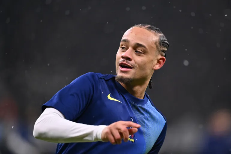 Le milieu de terrain néerlandais n°07 de Tottenham Hotspur, Xavi Simons, s'échauffe avant le match de football de la huitième journée de la phase de la Ligue des champions de l'UEFA entre l'Eintracht Francfort et Tottenham Hotspur à Francfort, dans l'ouest de l'Allemagne, le 28 janvier 2026.