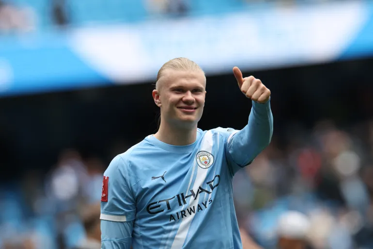 L'attaquant norvégien n°09 de Manchester City, Erling Haaland, célèbre sur le terrain après avoir réussi un triplé, après le match de football quart de finale de la FA Cup anglaise entre Manchester City et Liverpool au stade Etihad de Manchester, dans le nord-ouest de l'Angleterre, le 4 avril 2026.
