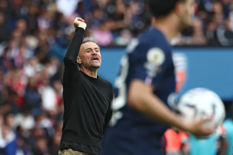 Luis Enrique, l'entraîneur-chef espagnol du Paris Saint-Germain, fait des gestes lors du match de football français L1 entre le Paris Saint-Germain (PSG) et le FC Lorient au stade du Parc des Princes à Paris le 2 mai 2026.