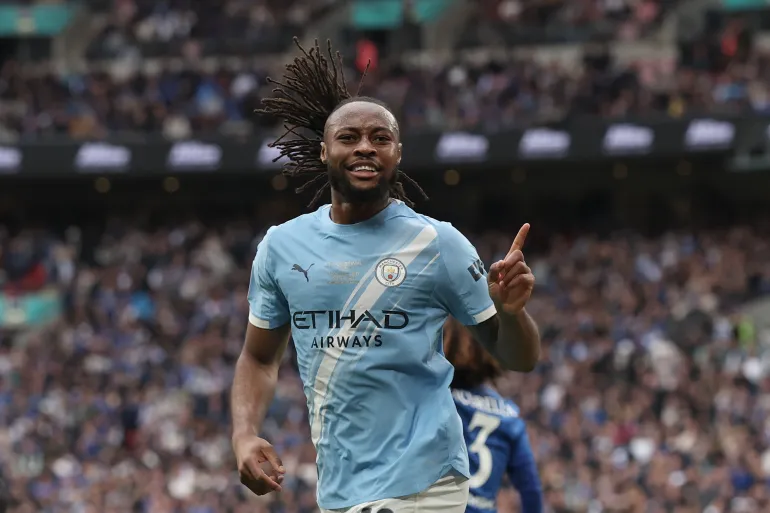 Antoine Semenyo de Manchester City célèbre après avoir marqué le premier but lors du match de football final de la FA Cup anglaise entre Chelsea et Manchester City à Londres, le samedi 16 mai 2026. (AP Photo/Richard Pelham)