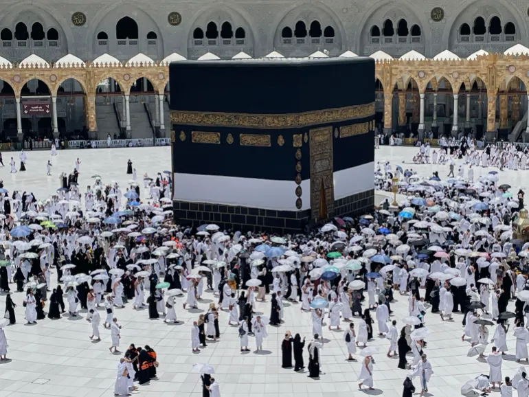 Des pèlerins musulmans se promènent autour de la Kaaba, le bâtiment cubique de la Grande Mosquée, lors du pèlerinage annuel du Hajj, dans la ville sainte musulmane de La Mecque, en Arabie Saoudite, le mercredi 4 juin 2025. (AP Photo/Amr Nabil)