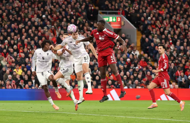 LIVERPOOL, ANGLETERRE – 19 OCTOBRE : Harry Maguire de Manchester United marque le deuxième but de son équipe lors du match de Premier League entre Liverpool et Manchester United à Anfield le 19 octobre 2025 à Liverpool, en Angleterre. (Photo de Carl Recine/Getty Images)