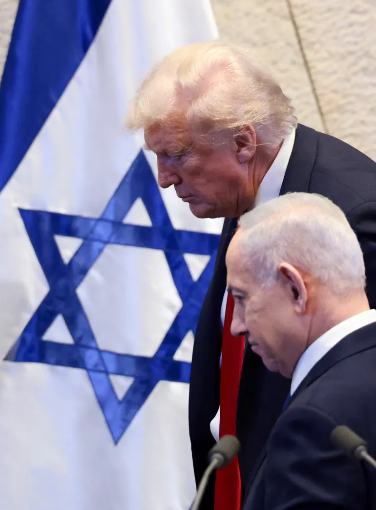JERUSALEM - 13 OCTOBRE : le président américain Donald Trump et le Premier ministre israélien Benjamin Netanyahu à la Knesset, le parlement israélien, le 13 octobre 2025 à Jérusalem. Le président Trump se rend dans le pays quelques heures après que le Hamas a libéré les derniers otages israéliens capturés le 7 octobre 2023, dans le cadre d’un accord de cessez-le-feu négocié par les États-Unis pour mettre fin à la guerre à Gaza. (Photo par Evelyn Hockstein – Piscine/Getty Images)