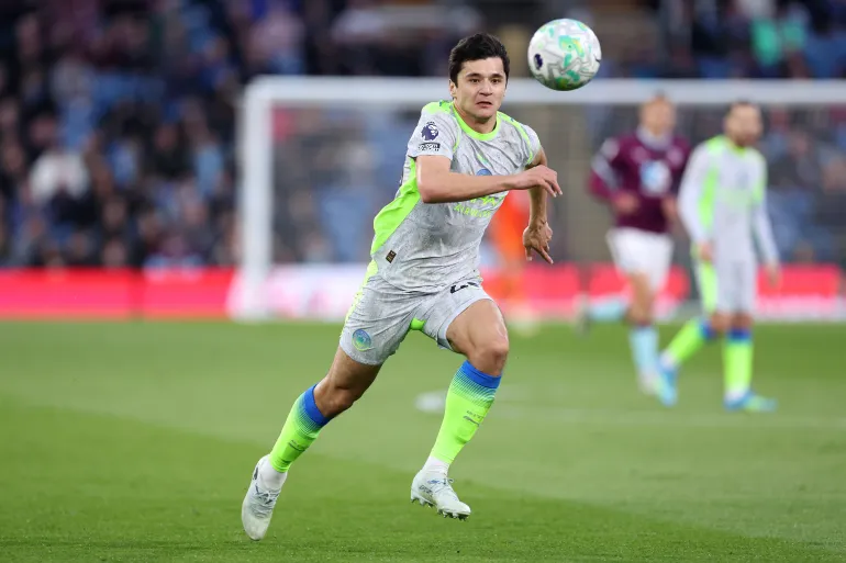 BURNLEY, ANGLETERRE – 22 AVRIL : Abdukodir Khusanov de Manchester City lors du match de Premier League entre Burnley et Manchester City à Turf Moor le 22 avril 2026 à Burnley, en Angleterre. (Photo par Alex Livesey/Getty Images)