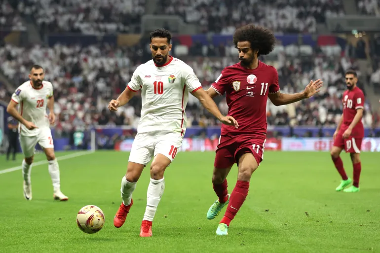 LUSAIL CITY, QATAR - 10 FÉVRIER : Musa Al-Taamari, de Jordanie, se bat pour la possession avec Akram Afif, du Qatar, lors du match final de la Coupe d'Asie de l'AFC entre la Jordanie et le Qatar au stade de Lusail, le 10 février 2024 à Lusail City, au Qatar. (Photo de Robert Cianflone/Getty Images)