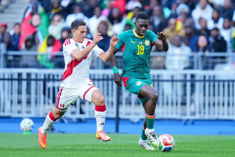 PARIS, FRANCE - 28 MARS : Ismaila Sarr du Sénégal court avec le ballon lors du match amical international entre le Sénégal et le Pérou au Stade de France le 28 mars 2026 à Paris, France. (Photo de Franco Arland/Getty Images)