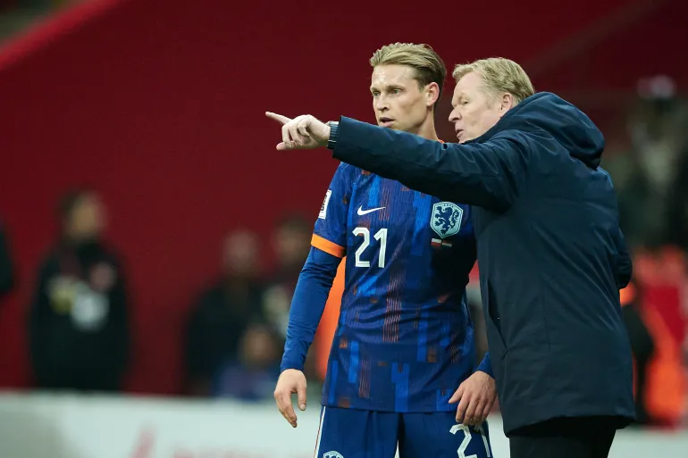 VARSOVIE, POLOGNE - 14 NOVEMBRE : Frenkie de Jong des Pays-Bas et Ronald Koeman, entraîneur-chef des Pays-Bas, soulignent lors du match de qualification de la Coupe du Monde de la FIFA 2026 entre la Pologne et les Pays-Bas au PGE Narodowy le 14 novembre 2025 à Varsovie, Pologne. (Photo de Rafal Oleksiewicz/Getty Images)