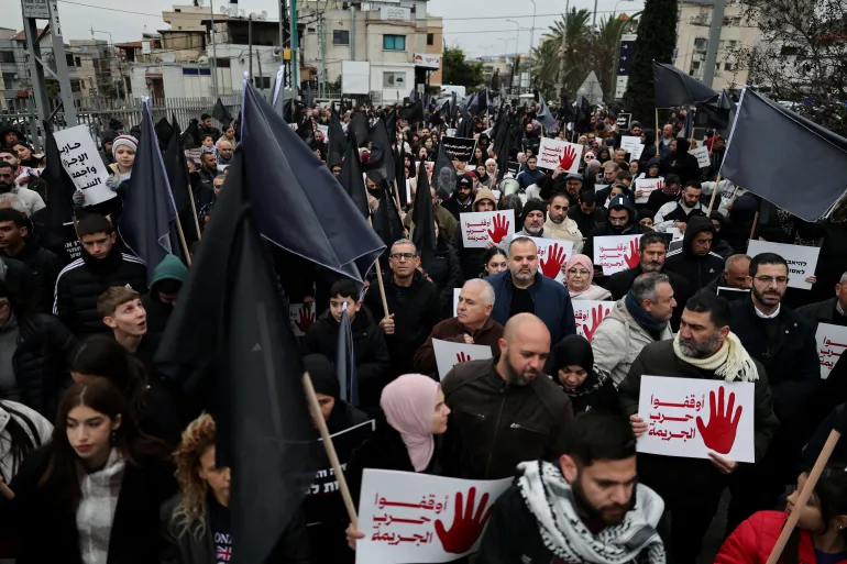 Des membres de la minorité arabe d'Israël protestent, appelant le gouvernement israélien à lutter contre une vague de criminalité et de meurtres au sein des communautés arabes grâce à un ordre public efficace, à Sakhnin, dans le nord d'Israël, le 22 janvier 2026. REUTERS/Ammar Awad REFILE - CORRECTION DE L'ANNÉE DE "2025" À "2026".