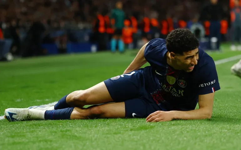 Football football - Ligue des champions de l'UEFA - semi finale - première étape - Paris St Germain / Bayern Munich - Parc des Princes, Paris, France - 28 avril 2026 Achraf Hakimi de Paris St Germain réagit après avoir subi une blessure REUTERS/Sarah Meyssonnier
