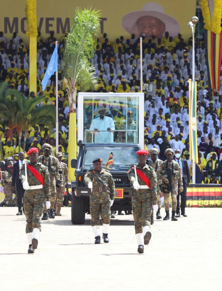 Le président ougandais et chef du parti au pouvoir mouvement de résistance nationale (NRM), Yoweri Museveni, se déplace dans un véhicule blindé alors qu'il arrive pour sa cérémonie d'assermentation après avoir été déclaré vainqueur de l'élection présidentielle du pays, prolongeant ainsi son règne de plusieurs décennies sur le terrain de Kololo à Kampala, en Ouganda, le 12 mai 2026. REUTERS/Michael Muhati