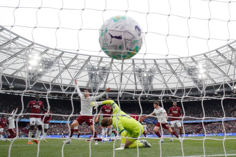 Football football - Premier League - West Ham United v Arsenal - London Stadium, Londres, Grande-Bretagne - 10 mai 2026 Leandro Trossard d'Arsenal marque son premier but action Images via Reuters/Andrew Couldridge À USAGE ÉDITORIAL EXCLUSIF. AUCUNE UTILISATION AVEC DES AUDIO, VIDÉO, DONNÉES, LISTES DE LUMINAIRES, LOGOS DE CLUB/LIGUE OU SERVICES « EN DIRECT » NON AUTORISÉS. UTILISATION EN LIGNE EN MATCH LIMITÉ À 120 IMAGES, PAS D'ÉMULATION VIDÉO. AUCUNE UTILISATION DANS LES PARIS, LES JEUX OU LES PUBLICATIONS D'UN SEUL CLUB/LIGUE/JOUEUR. VEUILLEZ CONTACTER VOTRE REPRÉSENTANT DE COMPTE POUR PLUS DE DÉTAILS.