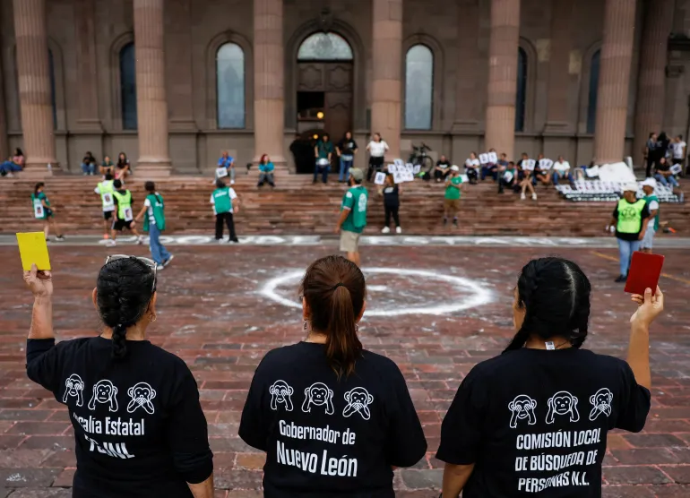 Les membres des personnes disparues recherchent le collectif Forces Unies pour nos disparus à Nuevo Leon (FUNDENL), jouent au football à la mémoire des disparus avant la coupe du monde FIFA 2026, devant le Palais du Gouvernement de Nuevo Leon, à Monterrey, Mexique, le 17 mai 2026. REUTERS/Daniel Becerril