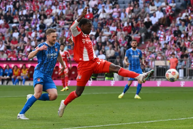 Football football - Bundesliga - Bayern Munich v 1. FC Heidenheim - Allianz Arena, Munich, Allemagne - 2 mai 2026 Nicolas Jackson du Bayern Munich en action avec 1. Patrick Mainka REUTERS/Angelika Warmuth du FC Heidenheim LA RÈGLEMENT DFL INTERDIT TOUTE UTILISATION DE PHOTOGRAPHIES COMME SÉQUENCES D'IMAGES ET/OU QUASI-VIDÉO.