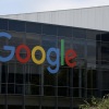 Un panneau est affiché à l'extérieur d'un bâtiment sur le campus du siège de Google à Mountain View, en Californie. Alphabet, la société mère de Google, a annoncé des résultats meilleurs que prévu au deuxième trimestre, avec un chiffre d'affaires de 96,43 milliards de dollars, contre 94 milliards de dollars attendus par les analystes.