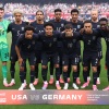 Les joueurs des États-Unis posent pour une photo d'équipe avant leur match de préparation à la Coupe du monde contre l'Allemagne au Soldier Field de Chicago, samedi.