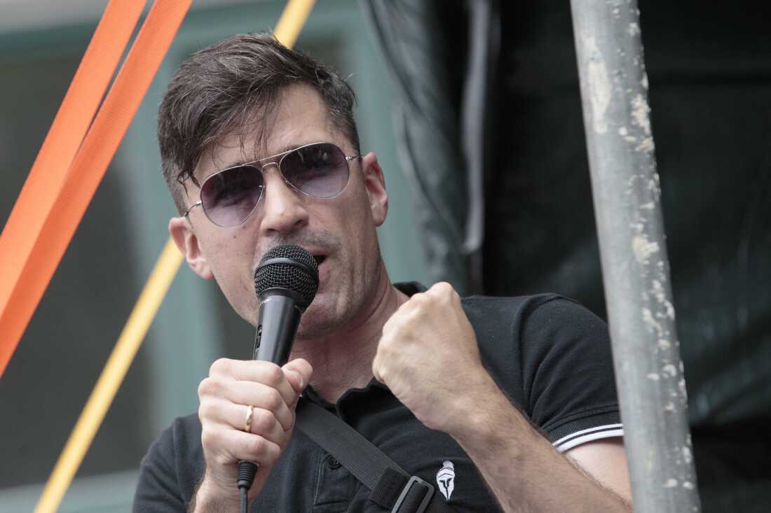 Martin Sellner, militant d'extrême droite autrichien, s'adresse aux manifestants devant un monument controversé dédié à l'ancien maire antisémite de Vienne Karl Lueger, alors qu'il participe à un rassemblement du Mouvement identitaire d'extrême droite Autriche à Vienne, en Autriche, le 26 juillet 2025.