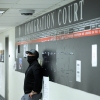 Un agent fédéral se tient dans un couloir du tribunal de l’immigration de la Federal Plaza de New York, à l’intérieur du bâtiment fédéral Jacob K. Javitz à New York en octobre 2025.