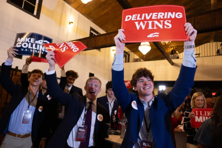 JACKSON, GÉORGIE - 16 JUIN : les partisans applaudissent le candidat républicain au Sénat américain, le représentant américain Mike Collins (R-GA), lors d'une soirée électorale au second tour le 16 juin 2026 à Jackson, en Géorgie. Collins a le soutien du président américain Donald Trump lors du second tour républicain contre l'ancien entraîneur de football Derek Dooley pour affronter le sénateur Jon Ossoff (Démocrate-GA) aux élections générales de novembre. Jessica McGowan/Getty Images/AFP (Photo de Jessica McGowan / GETTY IMAGES AMÉRIQUE DU NORD / Getty Images via AFP)