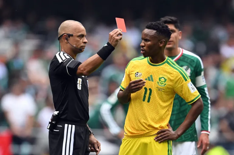 L'arbitre brésilien Wilton Sampaio montre un carton rouge au milieu de terrain sud-africain #11 Themba Zwane lors du match de football du groupe A de la Coupe du monde 2026 entre le Mexique et l'Afrique du Sud.