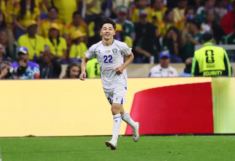 Football football - coupe du monde de la FIFA 2026 - Groupe K - Ouzbékistan / Colombie - Estadio Azteca, Mexico, Mexique - 17 juin 2026 Abbosbek Fayzullaev, en Ouzbékistan, célèbre son premier but REUTERS/Eloisa Sanchez
