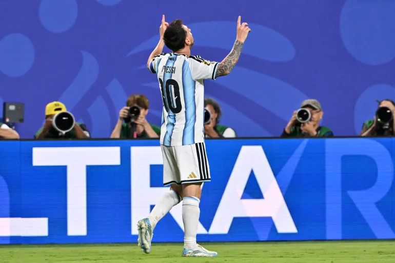 epa13042896 Lionel Messi d'Argentine célèbre le but de 2-0 lors du match de groupe de la coupe du monde de la FIFA 2026 entre l'Argentine et l'Algérie, à Kansas City, Missouri, États-Unis, le 16 juin 2026. EPA/AMY KONTRAS