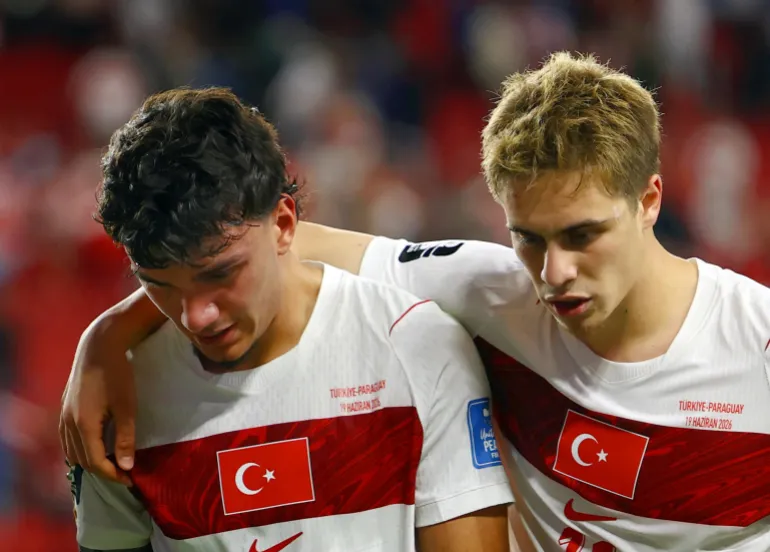 Football football - coupe du monde de la FIFA 2026 - Groupe D - Turquie / Paraguay - San Francisco Bay Area Stadium, Santa Clara, Californie, États-Unis - 19 juin 2026 CAN Uzun et Kenan Yildiz de Turquie semblent abattus après le match REUTERS/Luisa Gonzalez