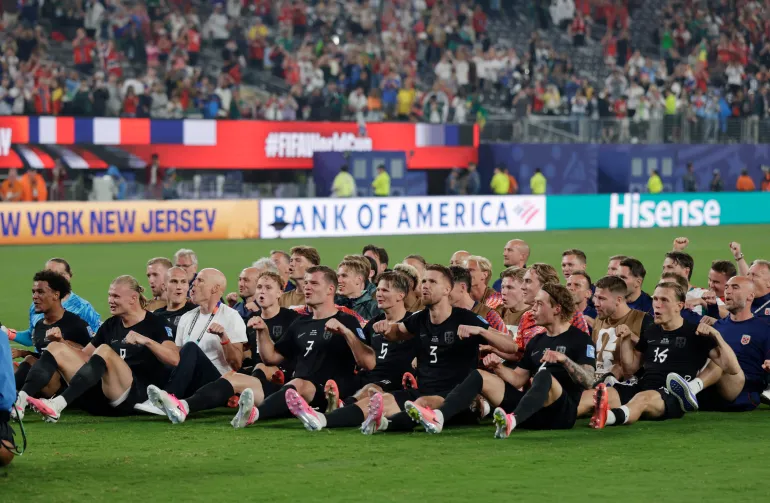 Football football - coupe du monde de la FIFA 2026 - Groupe I - Norvège / Sénégal - New York/New Jersey Stadium, East Rutherford, New Jersey, États-Unis - 22 juin 2026 l'équipe norvégienne célèbre la traditionnelle aviron avec ses fans après le match REUTERS/Jeenah Moon