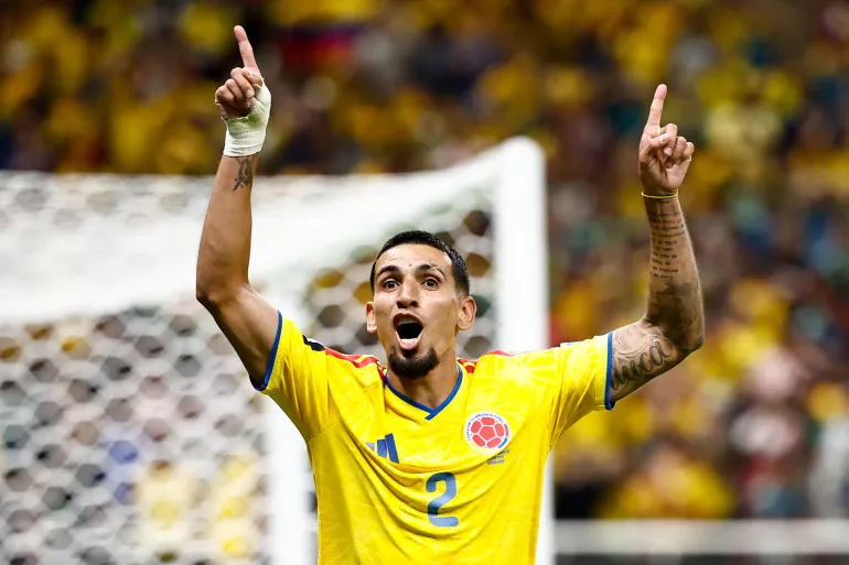 Le défenseur colombien n°02 Daniel Munoz célèbre le premier but de son équipe lors du match de football du Groupe K de la Coupe du monde 2026 entre la Colombie et la République démocratique du Congo au stade de Guadalajara à Zapopan le 23 juin 2026. (Photo d'Ulises RUIZ / AFP)