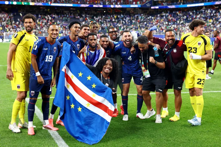 Football football - coupe du monde de la FIFA 2026 - Groupe H - Cap-Vert / Arabie Saoudite - Houston Stadium, Houston, Texas, États-Unis - 26 juin 2026 les joueurs et le personnel du Cap-Vert célèbrent après le match alors que le Cap-Vert se qualifie pour les phases éliminatoires de la coupe du monde REUTERS/Phil Noble IMAGES TPX DU JOUR