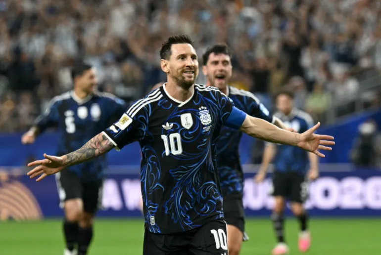 L'attaquant argentin n°10 Lionel Messi célèbre le troisième but de son équipe lors du match de football du Groupe J de la Coupe du monde 2026 entre la Jordanie et l'Argentine au Dallas Stadium d'Arlington le 27 juin 2026. (Photo de Paul ELLIS / AFP)