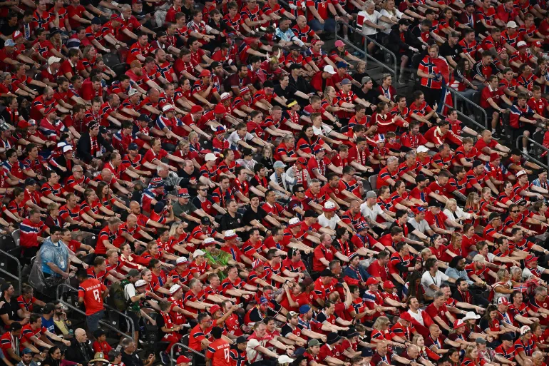 Football football - coupe du monde de la FIFA 2026 - Groupe I - Norvège / Sénégal - New York/New Jersey Stadium, East Rutherford, New Jersey, États-Unis - 22 juin 2026 les fans norvégiens célèbrent l'aviron traditionnel dans les tribunes REUTERS/Dylan Martinez IMAGES TPX DU JOUR