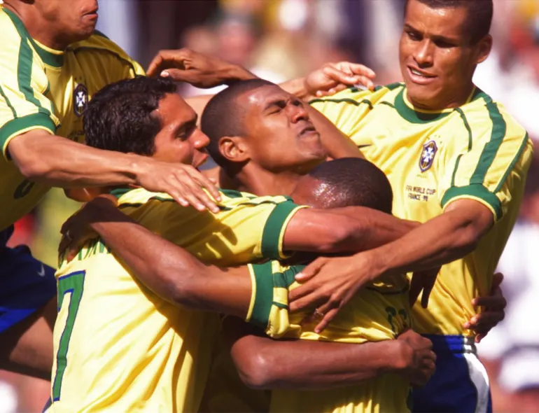Cesar Sampaio fait la fête avec ses coéquipiers brésiliens