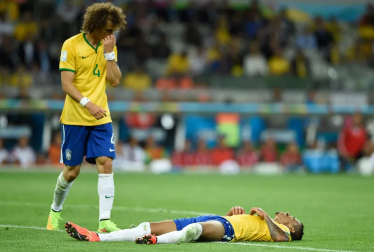 8 juillet 2014 ; Belo Horizonte, BRÉSIL ; Les joueurs brésiliens David Luiz (4) et Luiz Gustavo (à droite) réagissent après le match semi-fin contre l'Allemagne lors de la coupe du monde 2014 au stade Mineirao. Crédit obligatoire : Tim Groothuis/Witters Sport via USA TODAY Sports