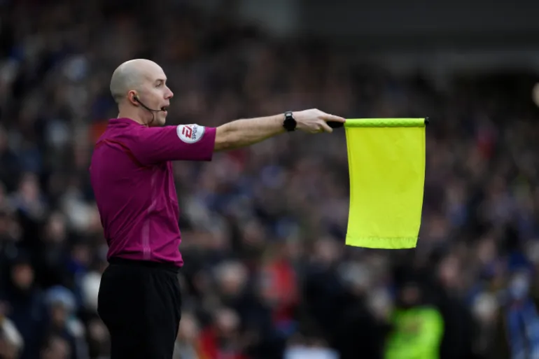 Football football - Premier League - Brighton & Hove Albion vs Arsenal - The American Express Community Stadium, Brighton, Grande-Bretagne - 4 mars 2018 un arbitre assistant lève le drapeau pour hors-jeu contre Brighton action Images via Reuters/Tony O'Brien À USAGE ÉDITORIAL EXCLUSIF. Aucune utilisation avec des fichiers audio, vidéo, données, listes de rencontres, logos de club/ligue ou "en direct" services. Utilisation en match en ligne limitée à 75 images, pas d'émulation vidéo. Aucune utilisation dans les paris, les jeux ou les publications d’un seul club/ligue/joueur. Veuillez contacter votre représentant de compte pour plus de détails.